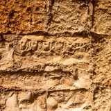 Sulle pareti in pietra scorgiamo invece una piccola modanatura. Si tratta di una kyma ionica, un fregio appartenente ad antichissimi edifici di epoca romana, i cui resti sono stati riutilizzati nella muratura 

